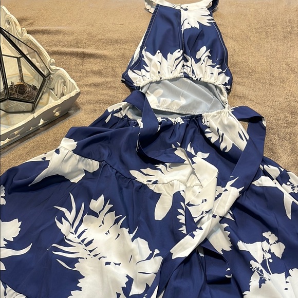 NWOT SHEIN Blue & White Floral Halter Dress, Size Small - Picture 5 of 5